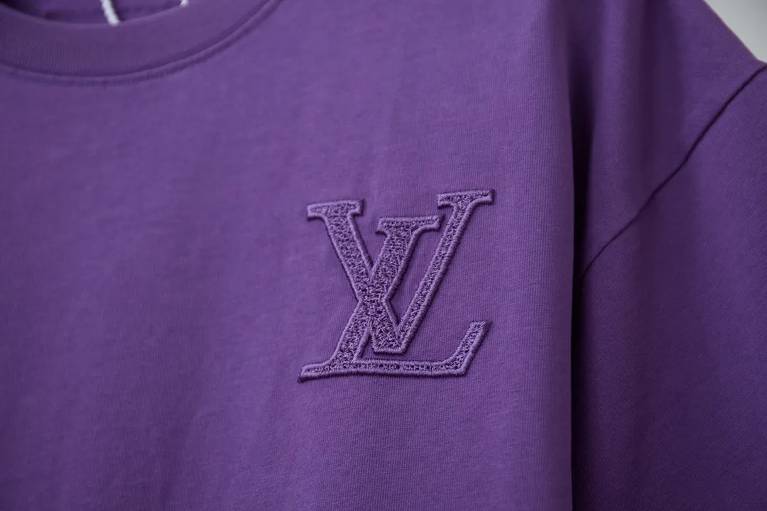 🅿️190 1V 25SS early spring new style Hydrosol embroidered LV letter short sleeves Light luxury essential item for daily commuting for men and women Correct version Welcome to compare Detailed features · 320g 100% pure cotton double yarn jersey fabric · Custom dyed in the same vat, special thickened 32 pieces double-strand 1X1 thread · Imported Tajima machine hydrosol embroidered LV letter logo on the front and back. Garment-washable embroidery hydrosol makes the embroidery offset printing softer and not stiff · Double-needle cross-stitching process · Original main mark washed tag brand moisture-proof paper packaging Color: black/white/burgundy Size: S/M/L/XL